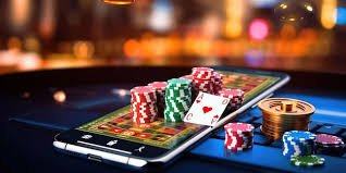 Dealer profesional di meja Live Casino fuji66 mengocok kartu secara langsung di depan kamera